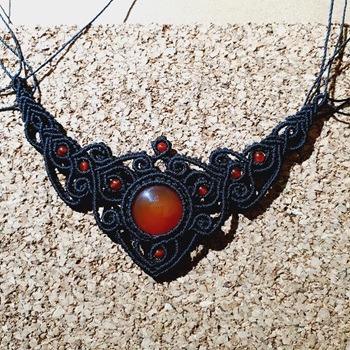 collier avec cornaline en cours de réalisation collier avec cornaline en cours de réalisation